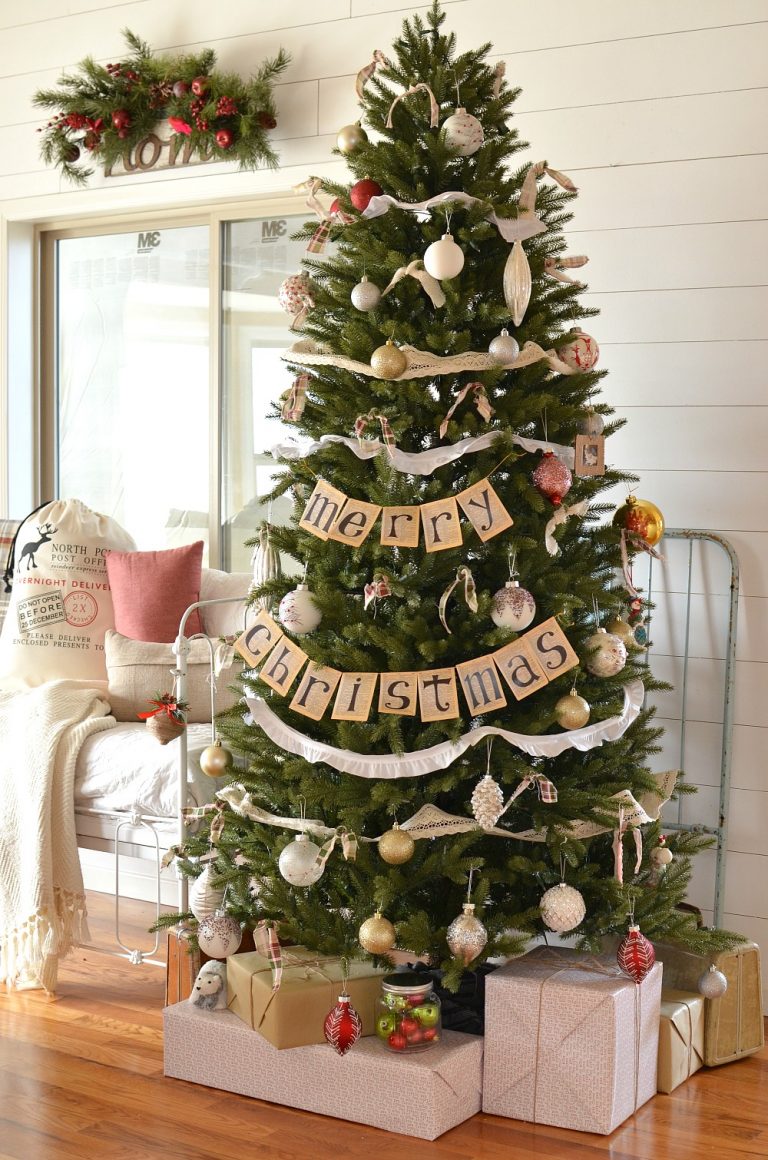 10 Beautiful Christmas Tree Ideas 700 N COTTAGE